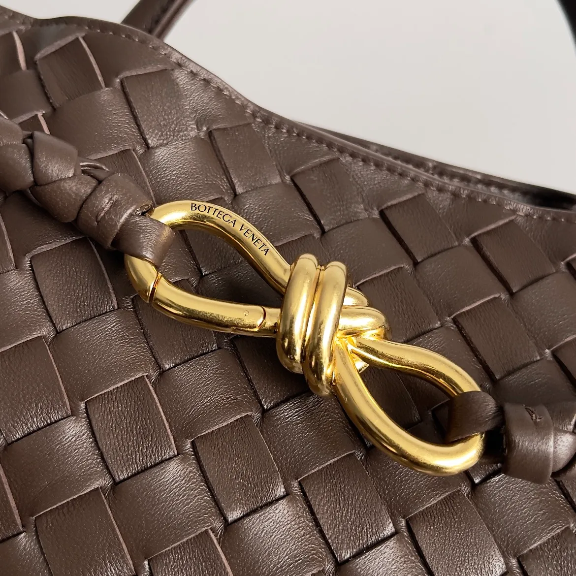 The 2023 new Andiamo batch of 2260 BV has been shipped‼ ️Really popular🔥The new Andiamo woven handbag launched by Bottega Veneta this season is really popular all over the world! ! Celebrities at home and abroad have worn it, and Oscar-winning actress Michelle Yeoh has taken it out on the street. Song Jia, Trai Yara, Yu Feihong, Sanji Ayaka, Rosie Hunting-Whiteley, Yoshioka Riho, etc. have all picked up this bag. It is classic and versatile, showing off its temperament, and the bag capacity is also large, which is very convenient for daily commuting! ! A variety of carrying methods, the shoulder straps can be adjusted by yourself, the original lambskin feels soft and delicate, and the unisex style breaks the gender boundaries and brings a more practical and long-lasting use experience. Andiamo, which has both elegant and casual styles, perfectly interprets the true appearance of "fashionable old money style". Style number: 743572 Size: 32*24*12
